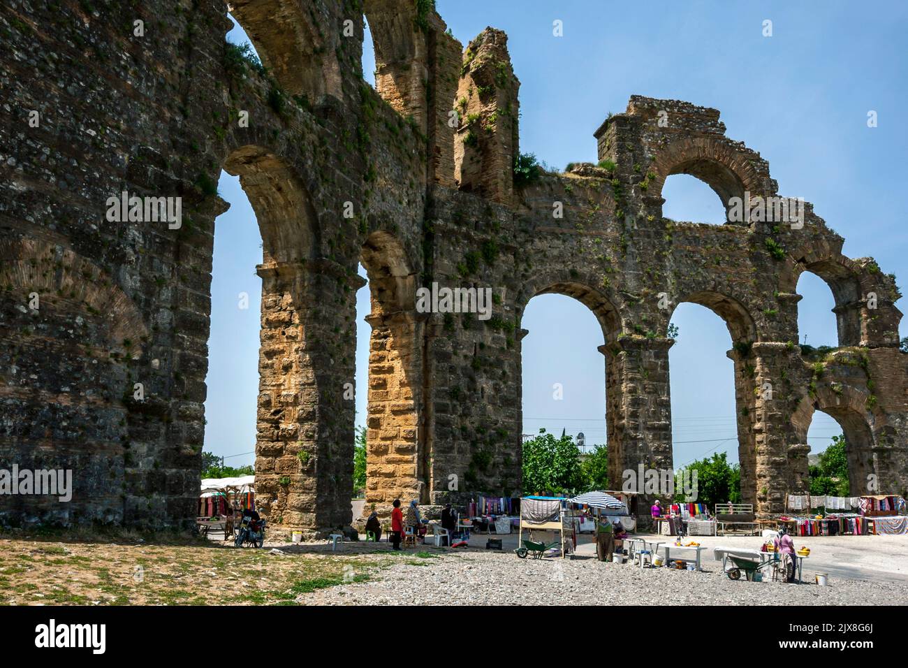 Ruines de l'aqueduc romain qui fournissait de l'eau à l'ancienne ville ...