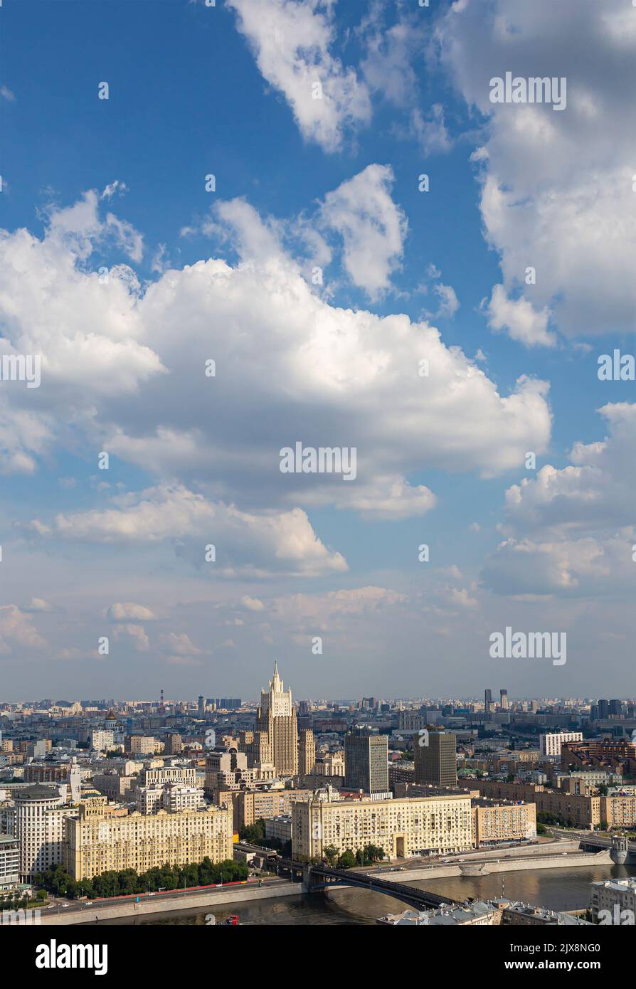 Vue aérienne du centre de Moscou depuis la terrasse d'observation située sur le 33rd étage de l'hôtel Radisson Collection (Hotel Ukraina), bâtiment Ministère de Banque D'Images