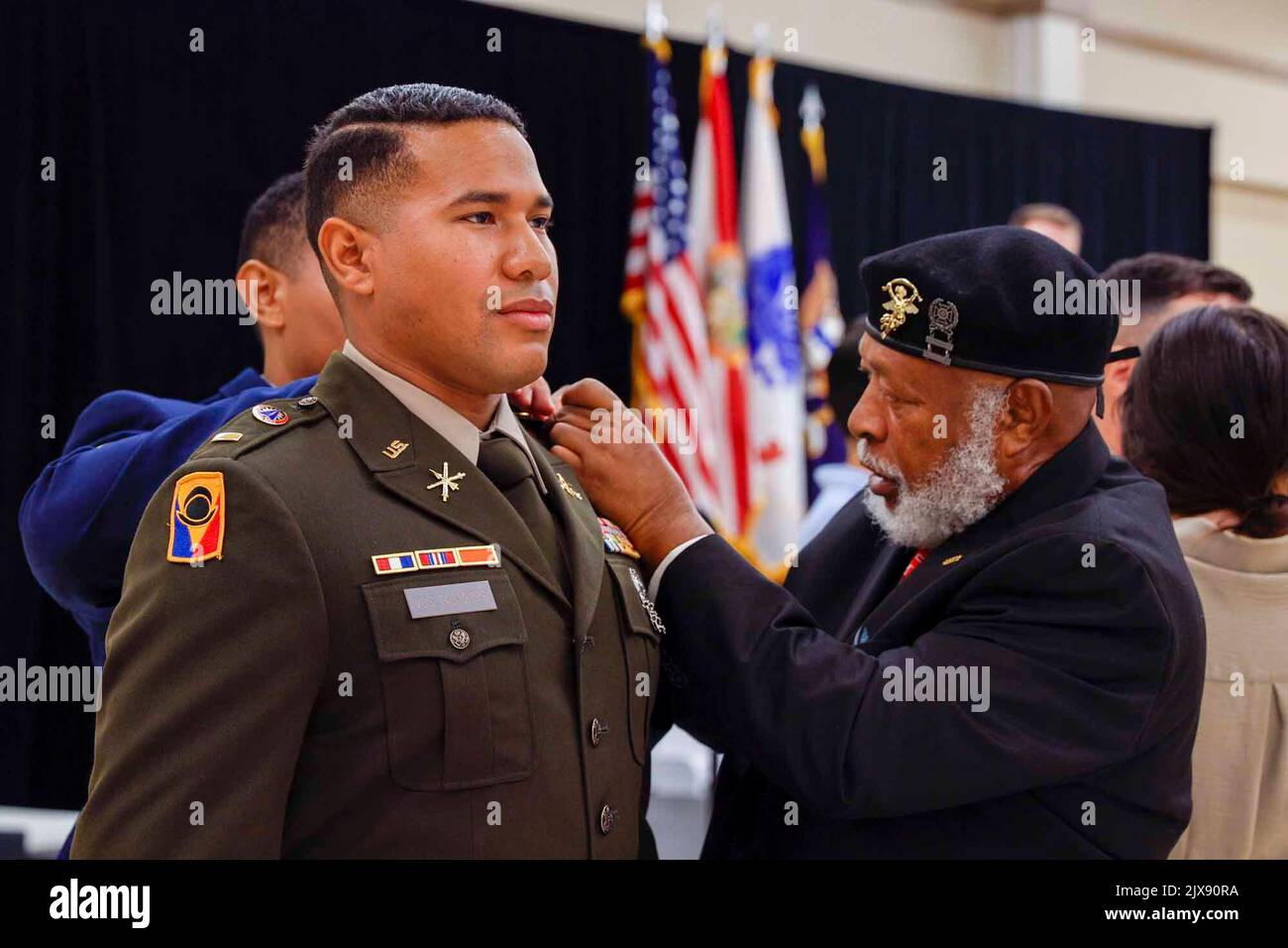 Camp Blanding, Floride, États-Unis. 27th août 2022. Le candidat de l'officier Alexander Taujours est épinglé par son père lors d'une cérémonie de remise des diplômes de l'École des candidats de l'officier (OCS) au Camp Blanding joint Training Centre, Auguste 27, 2022. Crédit: Armée américaine/ZUMA Press Wire Service/ZUMAPRESS.com/Alamy Live News Banque D'Images