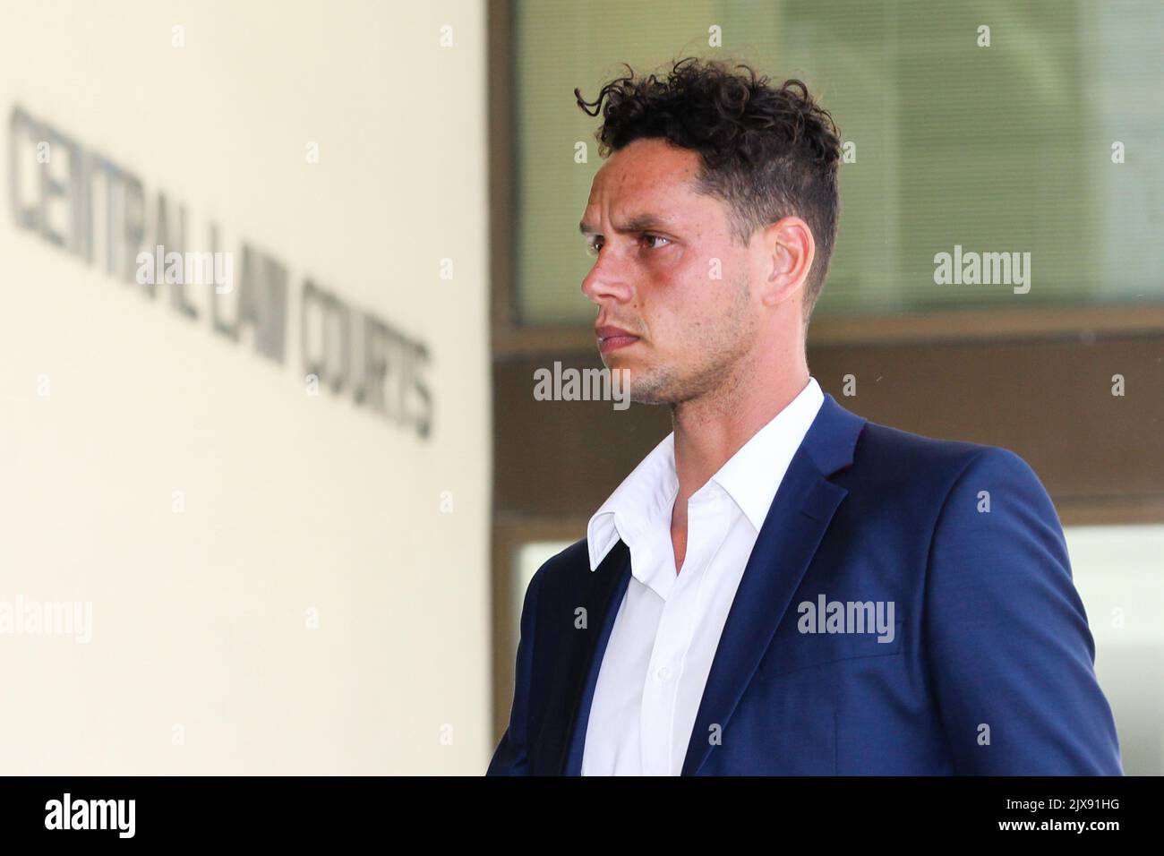 Le défenseur des Dockers de Fremantle, Michael Johnson, arrive au tribunal de justice de Perth vendredi, à 13 octobre 2017. Michael Johnson est accusé de frapper un professeur de Bunbury âgé de 23 ans dans un magasin Leederville kebab aux premières heures de 13 novembre après avoir remarqué que l'homme le filmait alors que son pantalon était en panne. (AAP image/Richard Wainwright) Banque D'Images