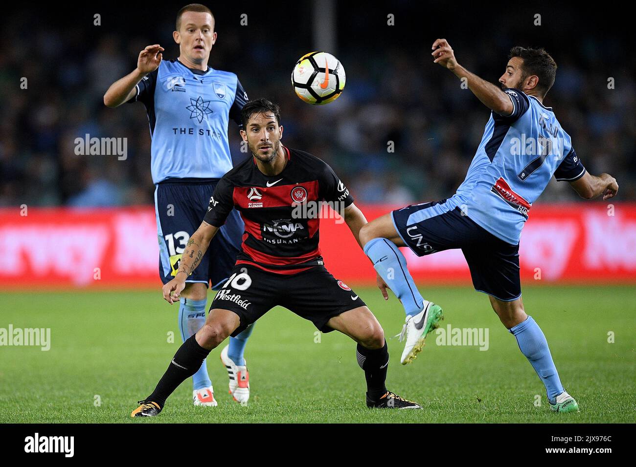 Michael Zulloof Sydney est en compétition avec Alvaro Cejudo des Wanderers lors du match de la ligue a de 3 entre le FC de Sydney et les Wanderers de l'ouest de Sydney au stade Allianz de Sydney, samedi, 21 octobre 2017. (Image AAP/Dan Himbrechts) Banque D'Images