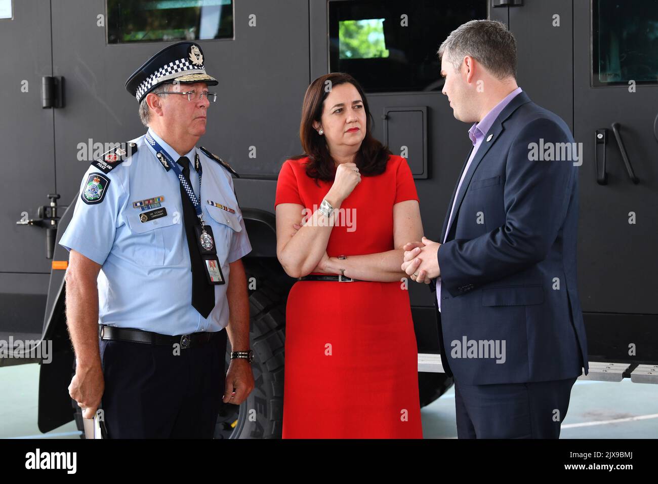 Le premier ministre du Queensland, Annastacia Palaszczuk (au centre), est vu parler au commissaire de police du Queensland, Ian Stewart (à gauche), et au ministre de la police du Queensland, Mark Ryan (à droite), à l'académie de police du Queensland, à Brisbane, samedi, à 28 octobre 2017. Le premier ministre Palaszczuk a annoncé que la police du Queensland recruterait 400 policiers supplémentaires au cours des quatre prochaines années. (AAP image/Darren Angleterre) Banque D'Images