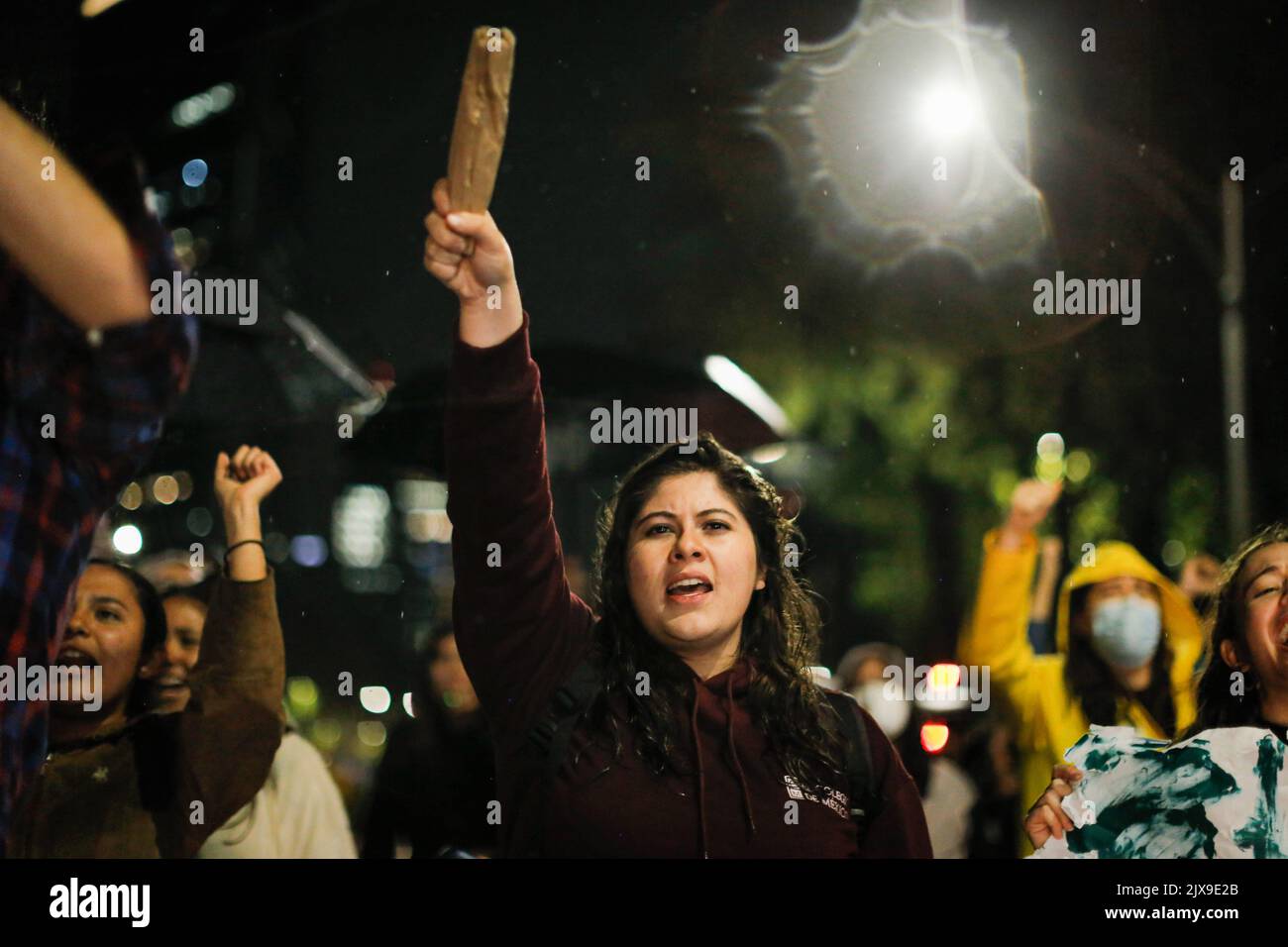 Mexique, Mexique. 06th septembre 2022. Les manifestants scandent des slogans pendant la manifestation. Divers groupes d'activisme ont défilé de l'Ange de l'indépendance au Sénat de la République pour protester contre le récent projet de loi visant à intégrer la Garde nationale au Ministère de la Défense nationale (SEDENA) qui sera discuté au Sénat ces jours-ci à Mexico. Crédit : SOPA Images Limited/Alamy Live News Banque D'Images