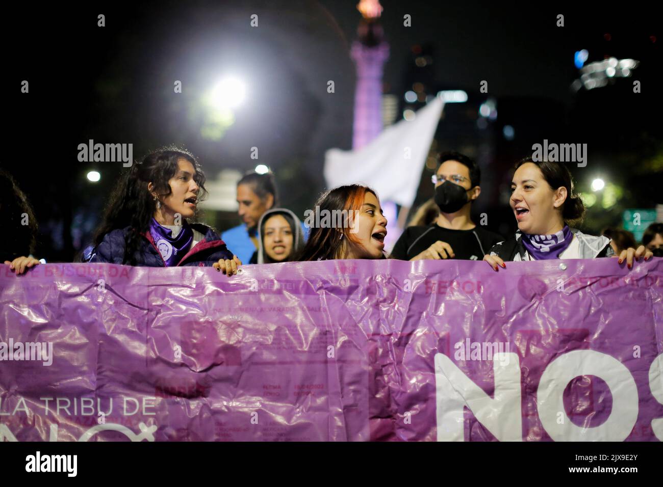 Mexique, Mexique. 06th septembre 2022. Les manifestants scandent des slogans tout en tenant une bannière pendant la manifestation. Divers groupes d'activisme ont défilé de l'Ange de l'indépendance au Sénat de la République pour protester contre le récent projet de loi visant à intégrer la Garde nationale au Ministère de la Défense nationale (SEDENA) qui sera discuté au Sénat ces jours-ci à Mexico. Crédit : SOPA Images Limited/Alamy Live News Banque D'Images