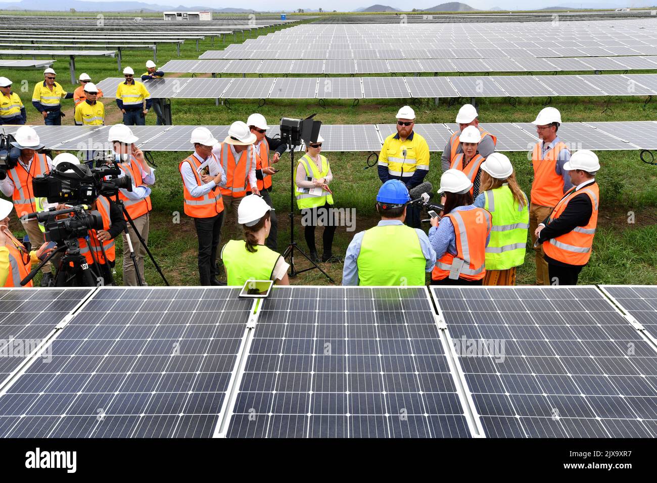 Le premier ministre du Queensland, Annastacia Palaszczuk, est vu lors d'une conférence de presse après avoir inspecté le projet de ferme solaire Clare près de la ville d'Ayr dans le nord du Queensland pendant la campagne électorale du Queensland, dimanche, 12 novembre 2017. Le premier ministre Palaszczuk a annoncé qu'en cas de réélection, son gouvernement engagerait $151,6 millions d'euros dans l'expansion de la production d'énergie renouvelable à grande échelle. (Image AAP / Darren England) Banque D'Images