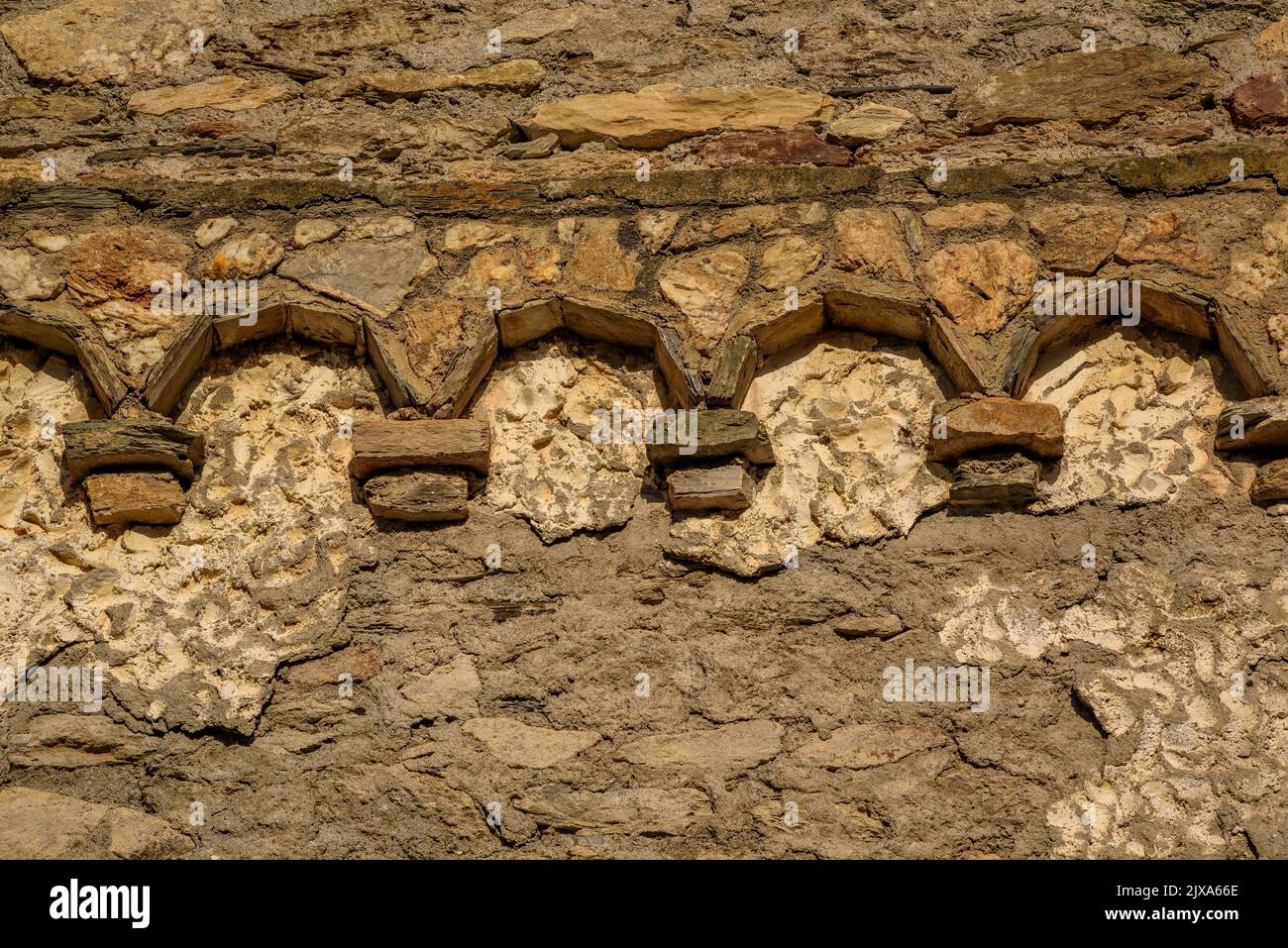 Détails en pierre de la façade de l'église de Sant Feliu, à Tírvia (Pallars Sobirà, Catalogne, Espagne, Pyrénées) ESP: Détales de piedra en Tírvia Banque D'Images