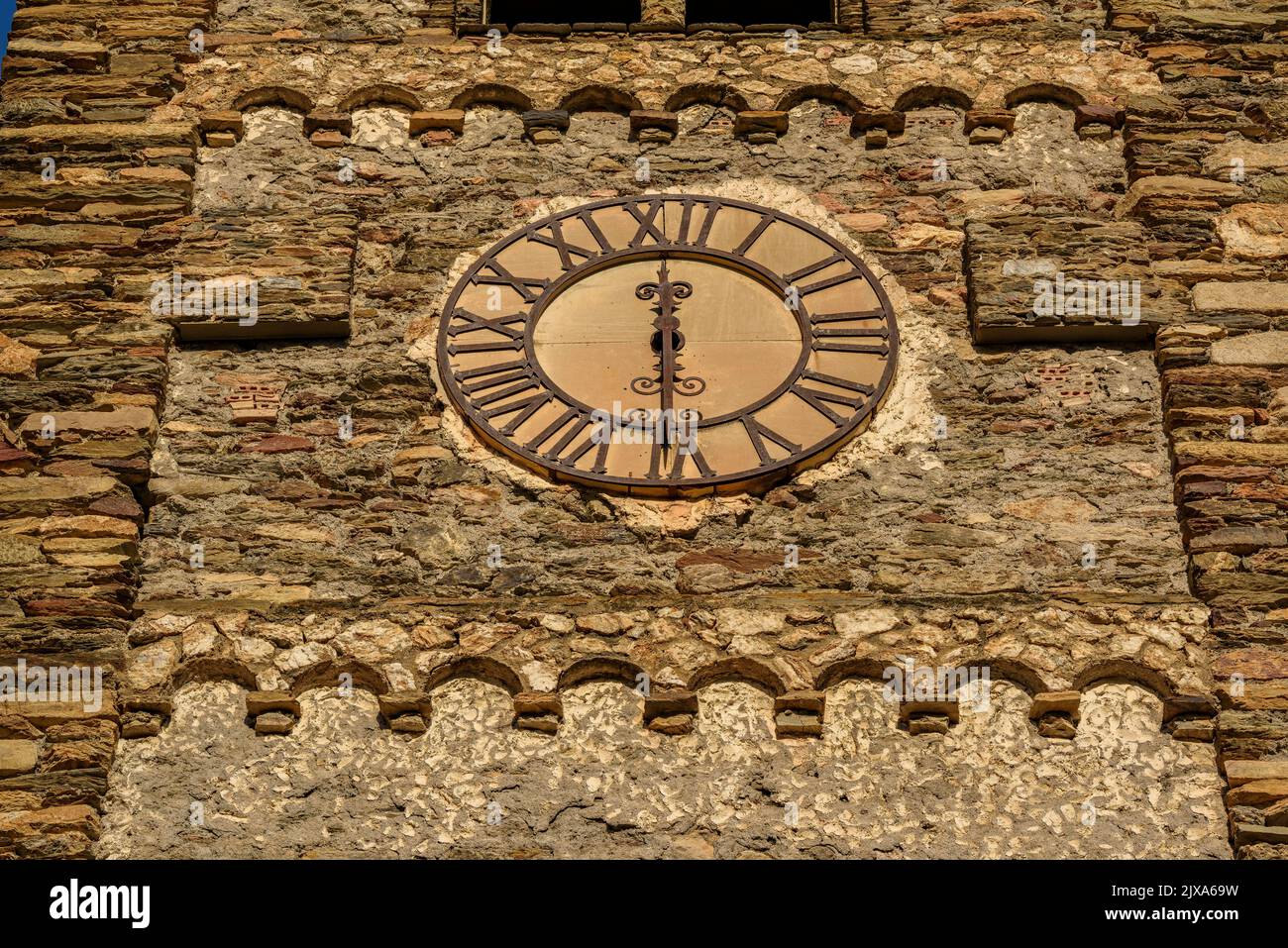 Détails en pierre de la façade de l'église de Sant Feliu, à Tírvia (Pallars Sobirà, Catalogne, Espagne, Pyrénées) ESP: Détales de piedra en Tírvia Banque D'Images