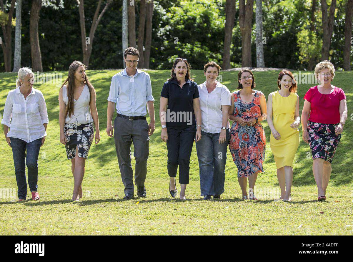 Le premier ministre du Queensland, Annastacia Palaszczuk (4th de droite), avec les candidats du Parti travailliste L-R, Kim Richards (Redlands), Meaghan Scanlon (Gaven), Bart Mellish (Aspley), Melissa McMahon (Macalister), Chris Mullen (Jordanie), Jess Pugh (Mont Ommaney) et Corinne McMillan (Mansfield) à un barbecue au Rocks Riverside Park, à Seventeen Mile Rocks, le lendemain des élections de 2017 dans le Queensland. Brisbane, dimanche, 26 novembre 2017. (AAP image/Glenn Hunt) Banque D'Images