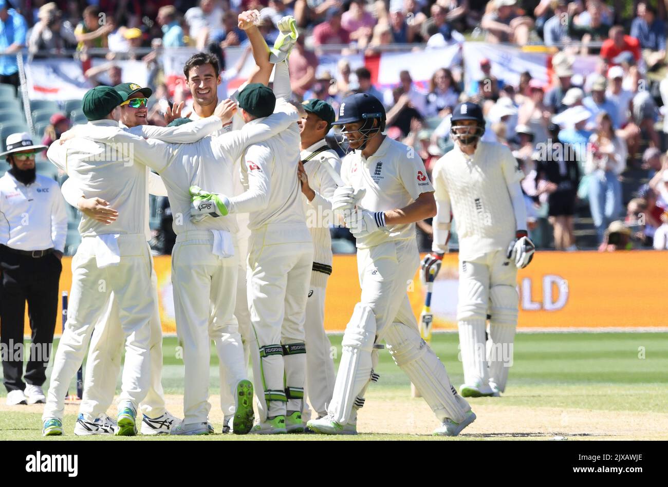 Le Starc Mitchell d'Australie célèbre avec ses coéquipiers, alors que Jonny Bairstow d'Angleterre part du terrain, après avoir battu l'Angleterre le 5 e jour du deuxième match d'essai entre l'Australie et l'Angleterre à l'Adelaide Oval à Adélaïde, mercredi, 6 décembre 2017. (AAP image/Dean Lewins) Banque D'Images