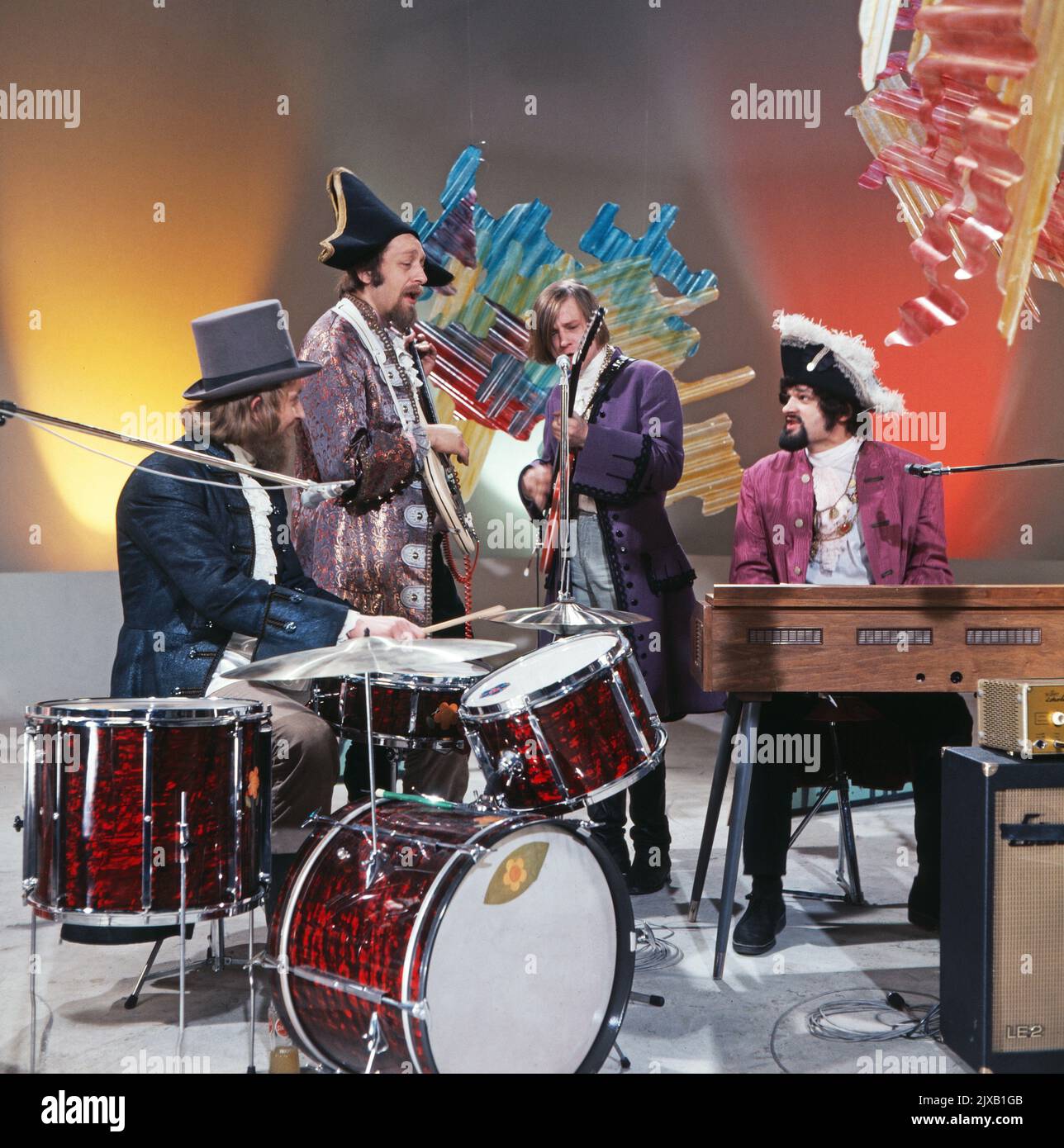 Die Computer-Show, Unterhaltungsshow, Deutschland 1971, Mitwirkende: deutsche Komicurband Inserburg & Co., bestehend aus (v.l.): Peter Ehlebracht, Karl Dall, Jürgen Barz, Ingo Innerburg Banque D'Images