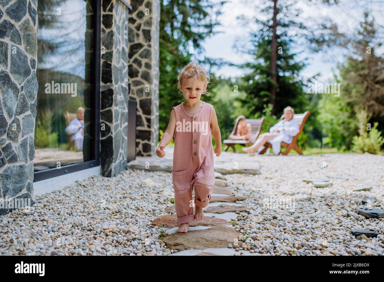 Petite fille marchant pieds nus près de la forêt cotage, temps de week-end pendant la journée d'été. Banque D'Images