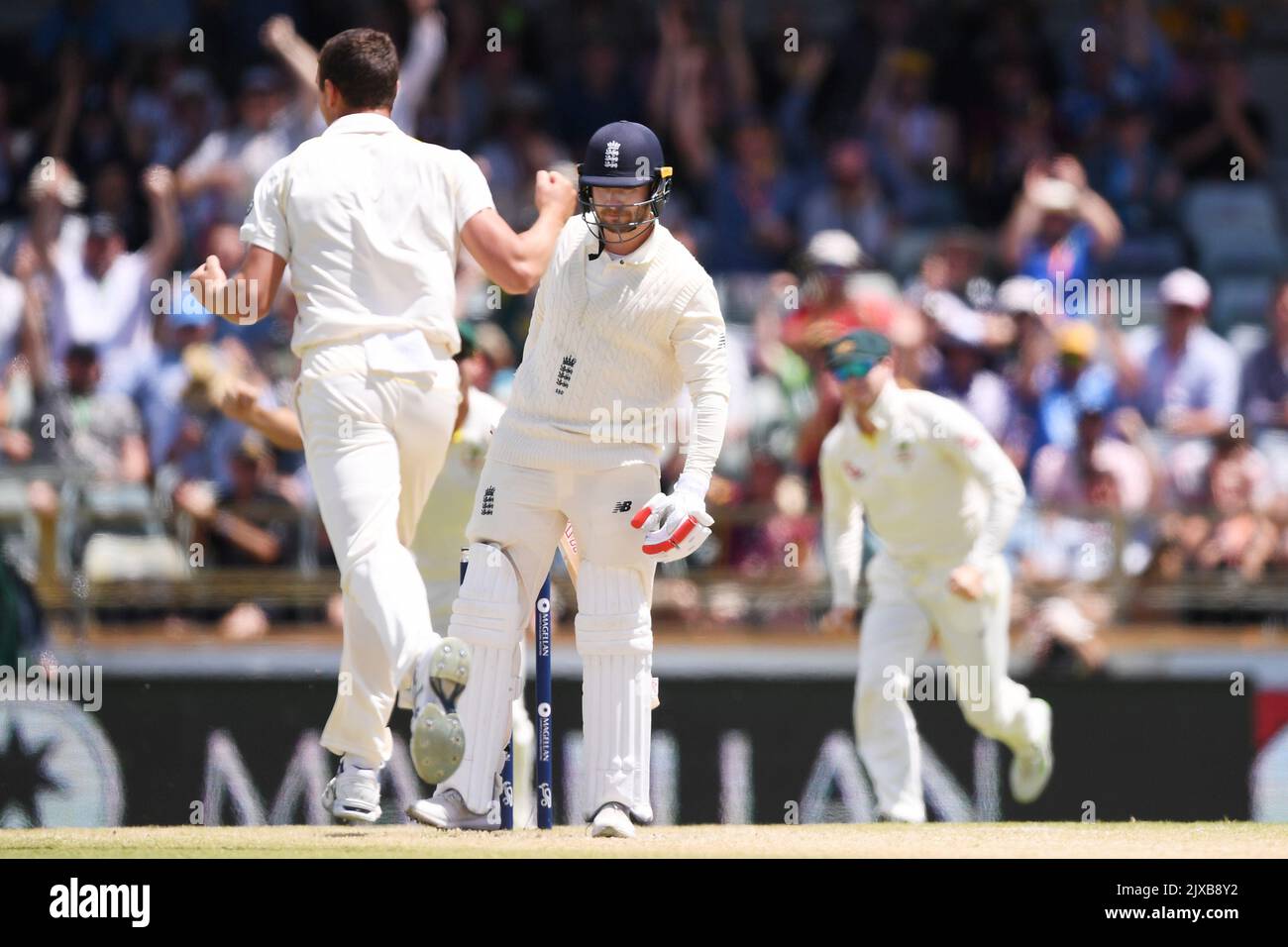 Mark Stoneman (au centre), en Angleterre, se tourne vers Josh Hazlewood, en Australie, qui célèbre son cricket, pris en 3 le jour 4 du troisième match de test entre l'Australie et l'Angleterre au WACA à Perth, dimanche, 17 décembre 2017. (AAP image/Dean Lewins) Banque D'Images