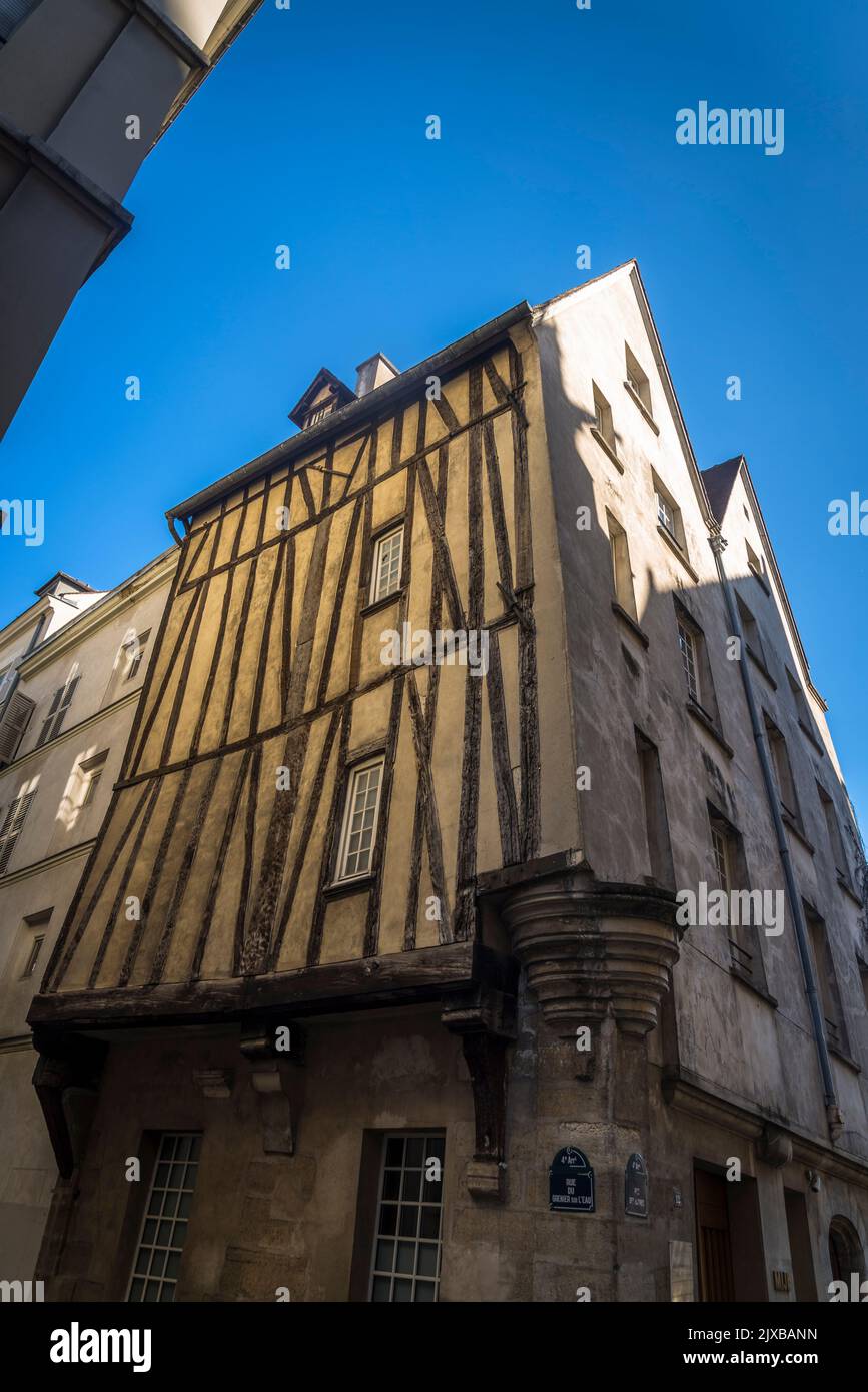 Maison médiévale avec poutres apparentes dans la rue des Barres, quartier du Marais, Paris, France Banque D'Images