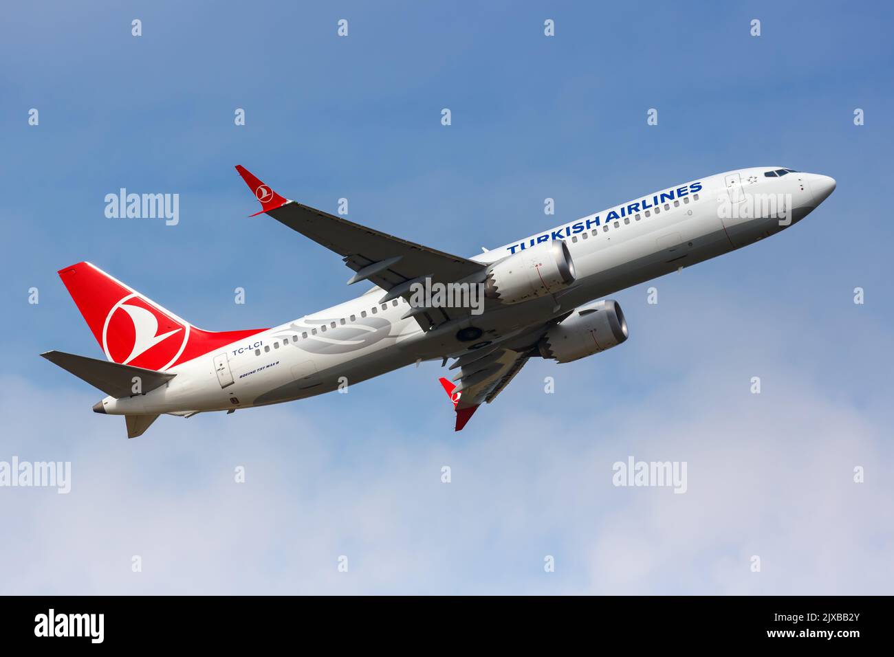 Hambourg, Allemagne - 14 août 2022 : avion Boeing 737 MAX 8 de Turkish Airlines à l'aéroport de Hambourg (HAM) en Allemagne. Banque D'Images