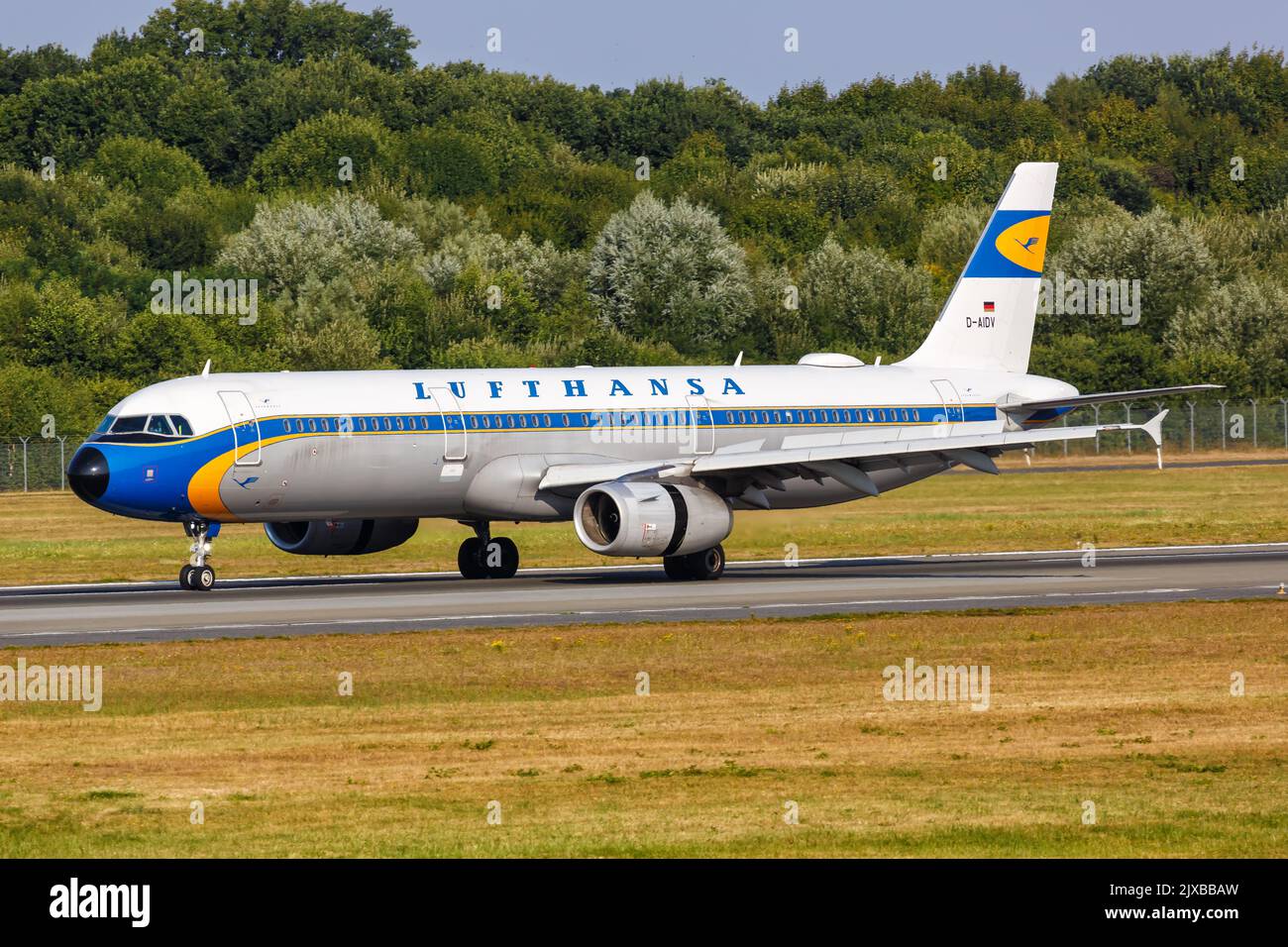 Hambourg, Allemagne - 14 août 2022 : avion Airbus A321 de Lufthansa à l'aéroport de Hambourg (HAM) avec une décoration spéciale rétro en Allemagne. Banque D'Images
