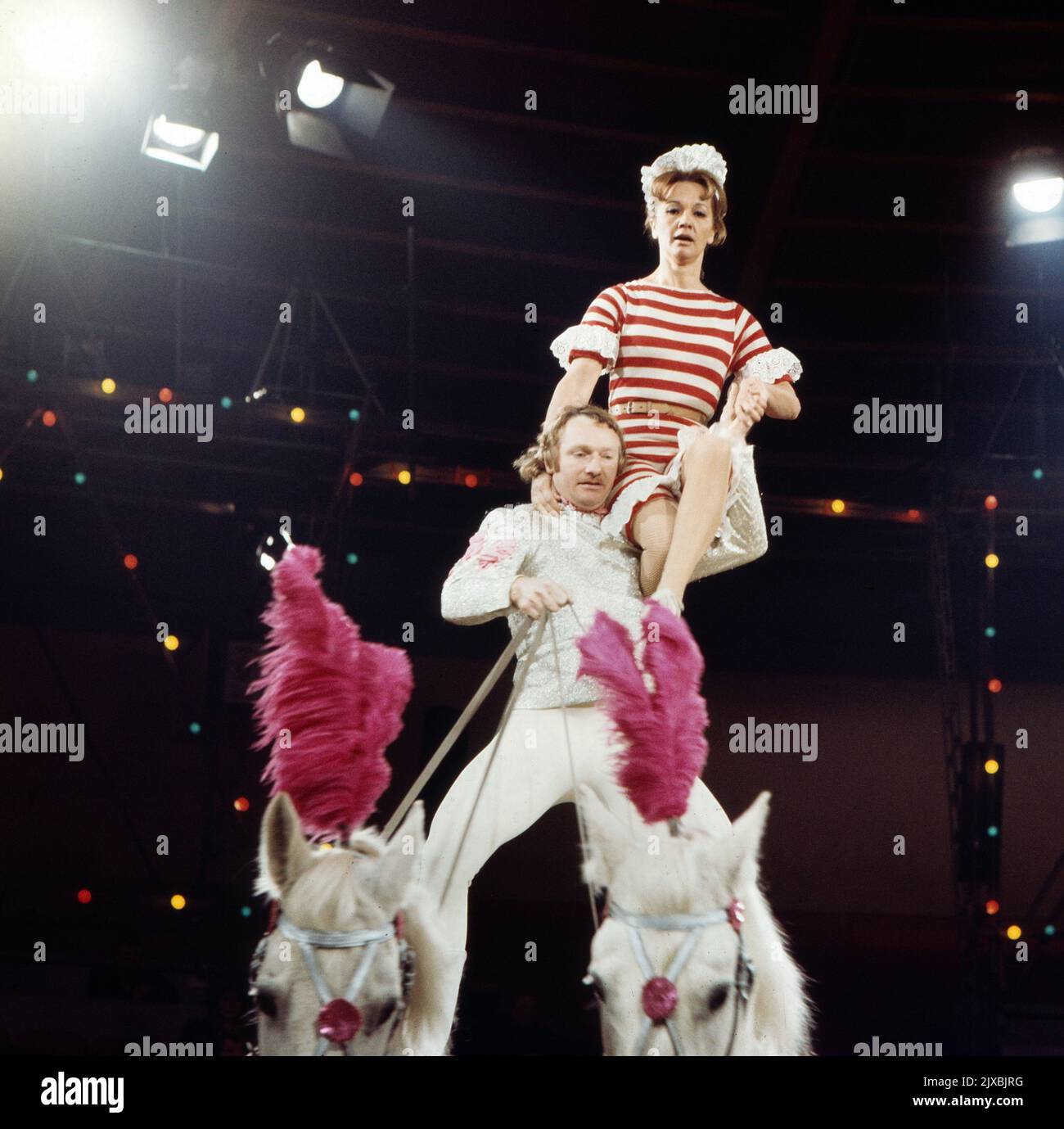 Stars in der Manege, Unterhaltungsshow aus dem Zirkus Krone Bau in München, Deutschland 1973, Mitwirkende: Liselotte LILO Pulver beim Voltigieren. Banque D'Images