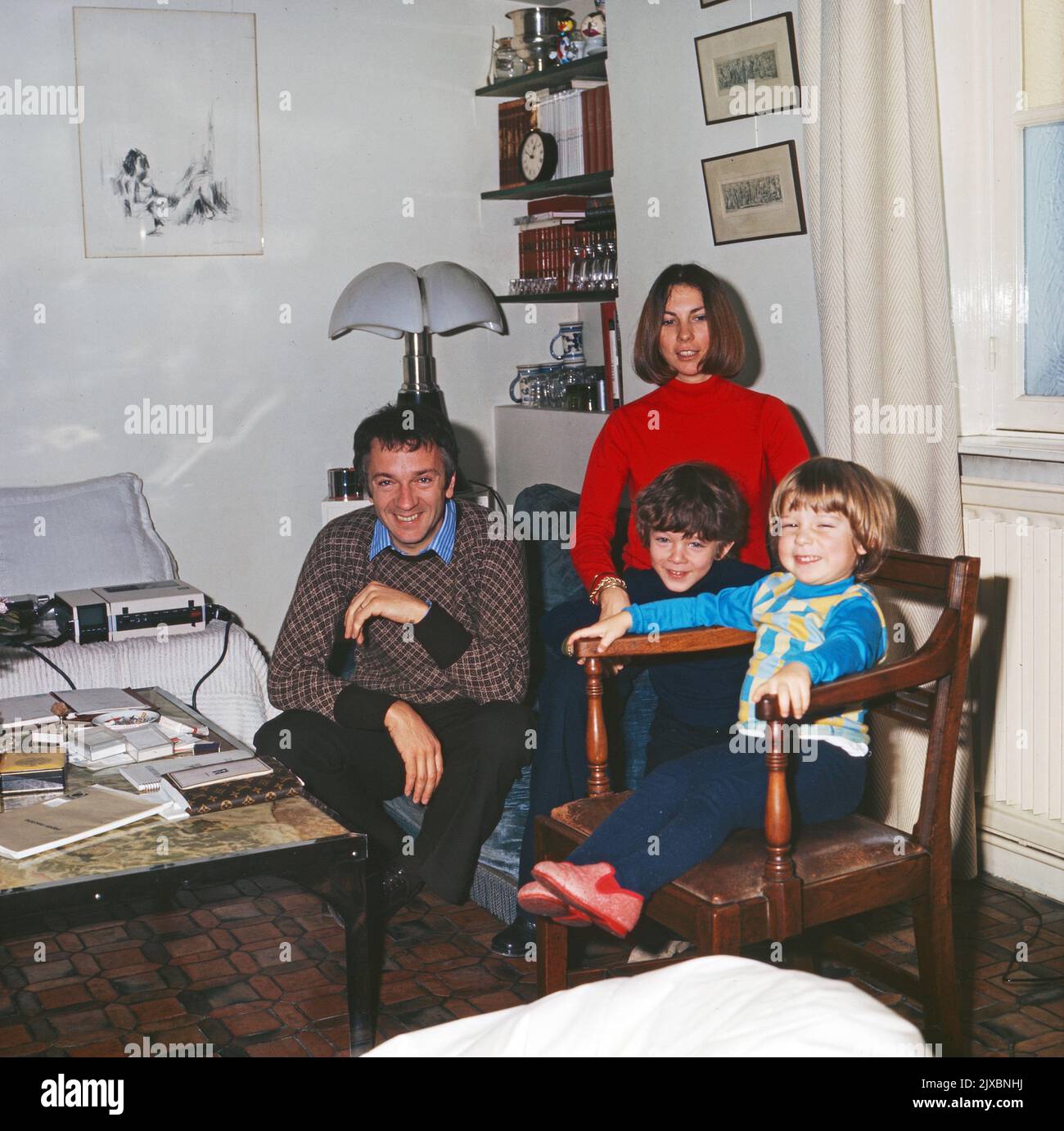 Jean Pierre Cassel, französischer Sauspieler, mit Ehefrau Sabine Lanfranchi und den Söhnen Vincent und Mathias, Frankreich 1975. Banque D'Images