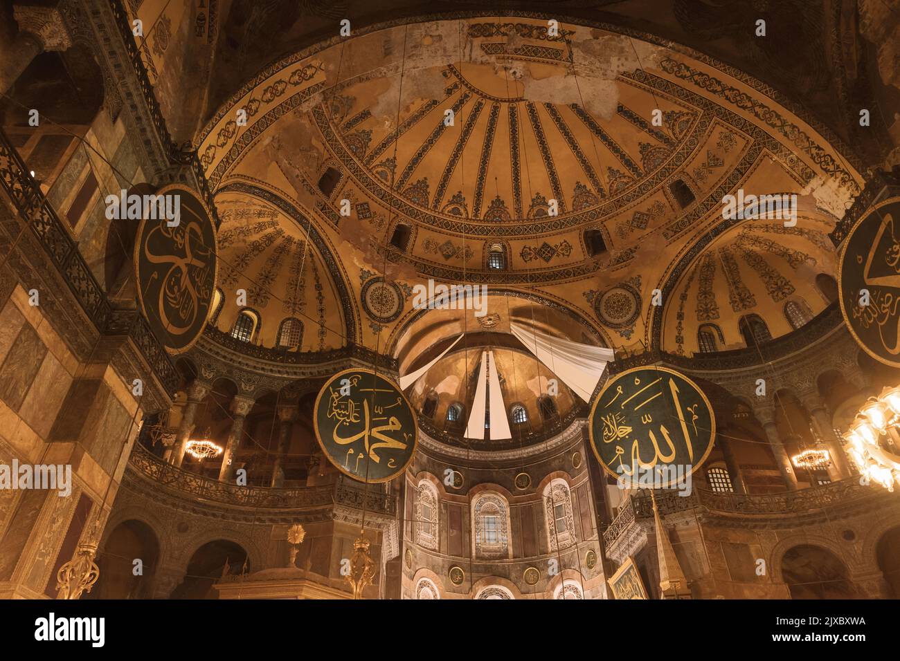Photo islamique. Basilique Sainte-Sophie ou mosquée Ayasofya à Istanbul. Bruit et grain inclus. Istanbul Turquie - 8.12.2022 Banque D'Images