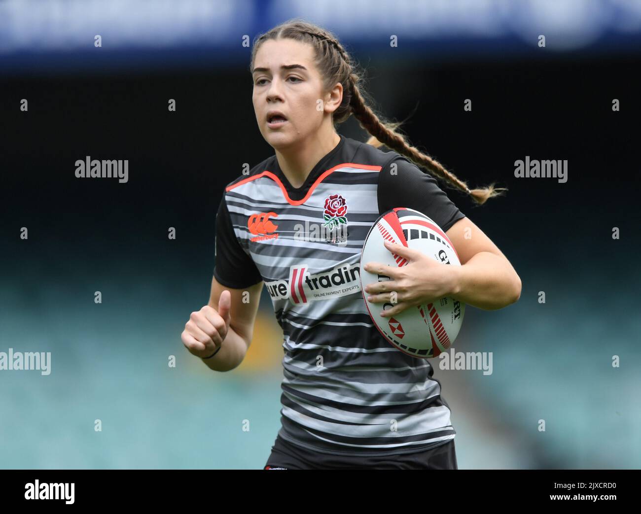 Holly Aitchison d'Angleterre court avec le ballon avant de marquer TRY  pendant leur match de billard B contre les Etats-Unis pendant le jour 1 de  la compétition de rugby de Sydney 7