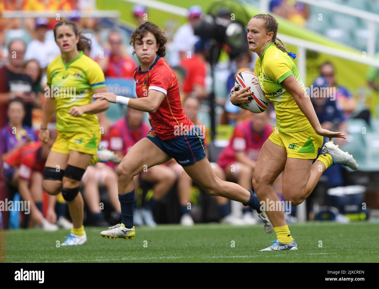Emma Sykes d'Australie court avec le ballon avant de marquer Try contre  l'Espagne lors de leur match de billard A au cours du jour 1 de la  compétition de rugby de Sydney