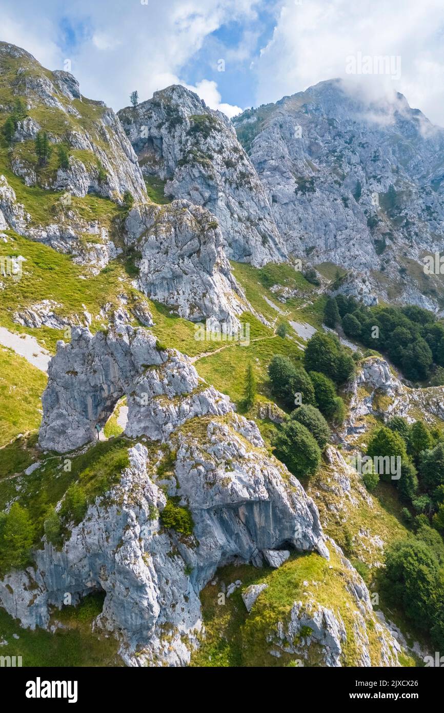 Vue aérienne de l'arche naturelle de roche appelée Porta di Prada avec la montagne Grigna Settentrionale derrière. Grigna Settentrionale, Mandello del Lario, Banque D'Images