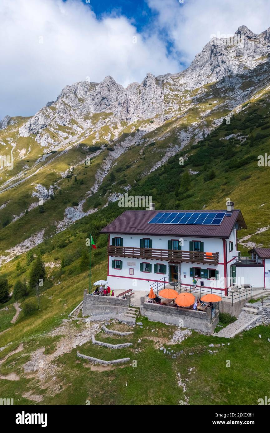 Vue aérienne du Rifugio Bietti Buzzi et de Grigna Settentrionale. Mandello del Lario, quartier Lecco, Lombardie, Italie, Europe. Banque D'Images