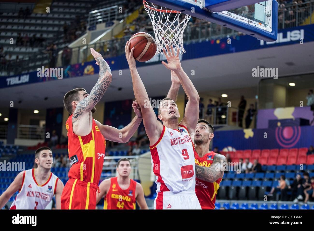 Tbilissi, Géorgie, 6th septembre 2022. Willy Hernangomze d'Espagne et Juancho Hernangomez d'Espagne rivalisent contre Marko Simonovic du Monténégro lors du groupe FIBA Eurobasket 2022 Un match entre le Monténégro et l'Espagne à l'arène de Tbilissi à Tbilissi, en Géorgie. 6 septembre 2022. Crédit : Nikola Krstic/Alay Banque D'Images