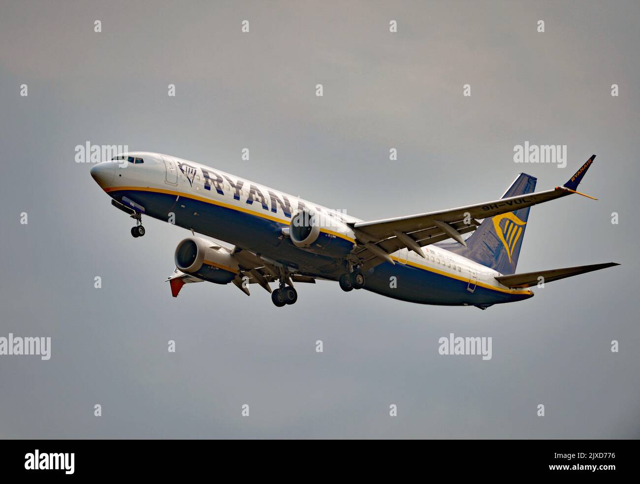 Un avion de ligne Ryanair Boeing 737 MAX 8-200 (9H-VUL) débarque à l'aéroport de Stansted, dans l'Essex. Date de la photo: Vendredi 2 septembre 2022. Banque D'Images