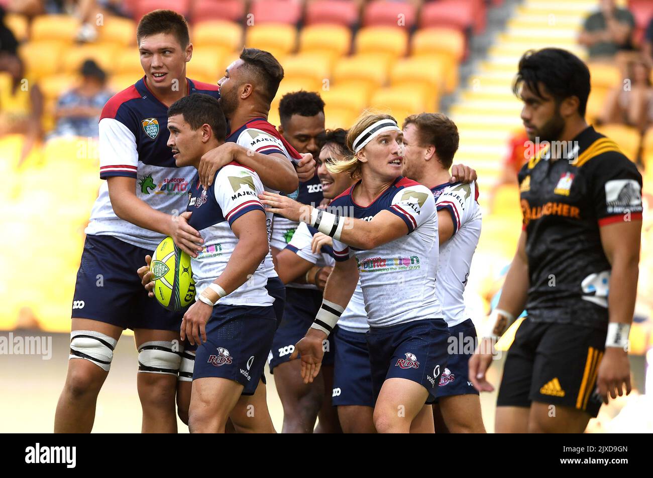 Les joueurs rouges fêtent après que les Perois d'Izaia (2nd à gauche) aient marqué une tentative lors du match de finale du quart des dizaines de rugby mondial entre les Reds du Queensland et les Chiefs de Waikato à Brisbane, samedi, 10 février 2018. ( AAP image/Dave Hunt) Banque D'Images
