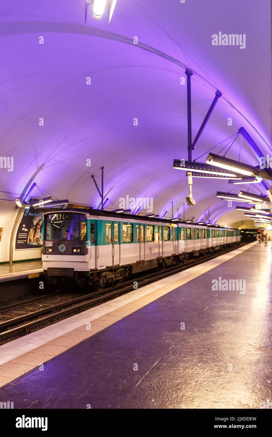 Paris, France - 4 juin 2022: Métro Paris station Gambetta transports en commun à Paris, France. Banque D'Images