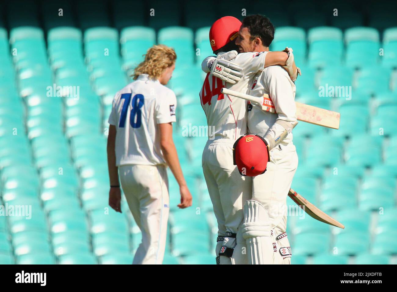 Tom Cooper des Redbacks célèbre son siècle avec Nick Winter lors du match de cricket de la série 7 du JLT Sheffield Shield entre la Nouvelle-Galles du Sud et l'Australie méridionale au Sydney Cricket Ground à Sydney, samedi, 17 février 2018. (AAP image/Jeremy ng) Banque D'Images