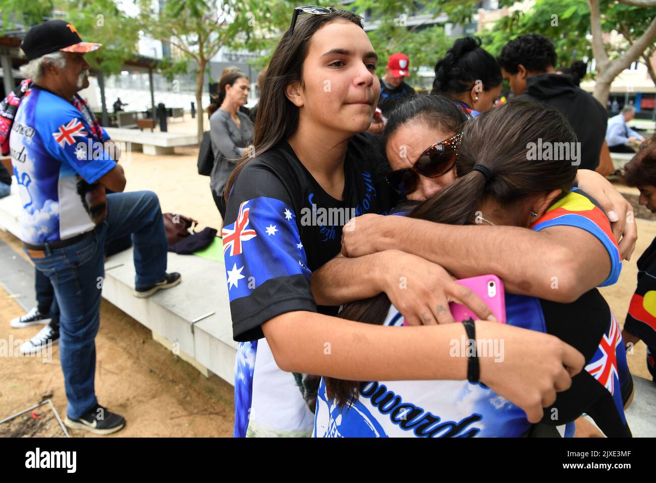 La famille de Trevor Duroux, victime d'un coup, s'étreinte devant la Cour suprême à Brisbane, jeudi, 8 mars 2017. L'homme néo-zélandais Tristan Mataora Heather a été aujourd'hui condamné à six ans et demi de prison suite à l'attaque meurtrière de 2015 à l'extérieur d'un pub de la Gold Coast. (Image AAP/Dan marqué) Banque D'Images