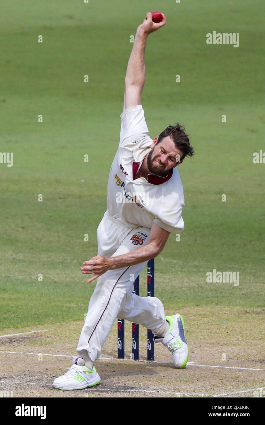 Michael Neser du Bulls Bowling pendant la deuxième journée de la finale de cricket du JLT entre le Queensland et la Tasmanie au Allan Border Field à Brisbane, samedi, 24 mars 2018. (AAP image/Glenn Hunt) Banque D'Images