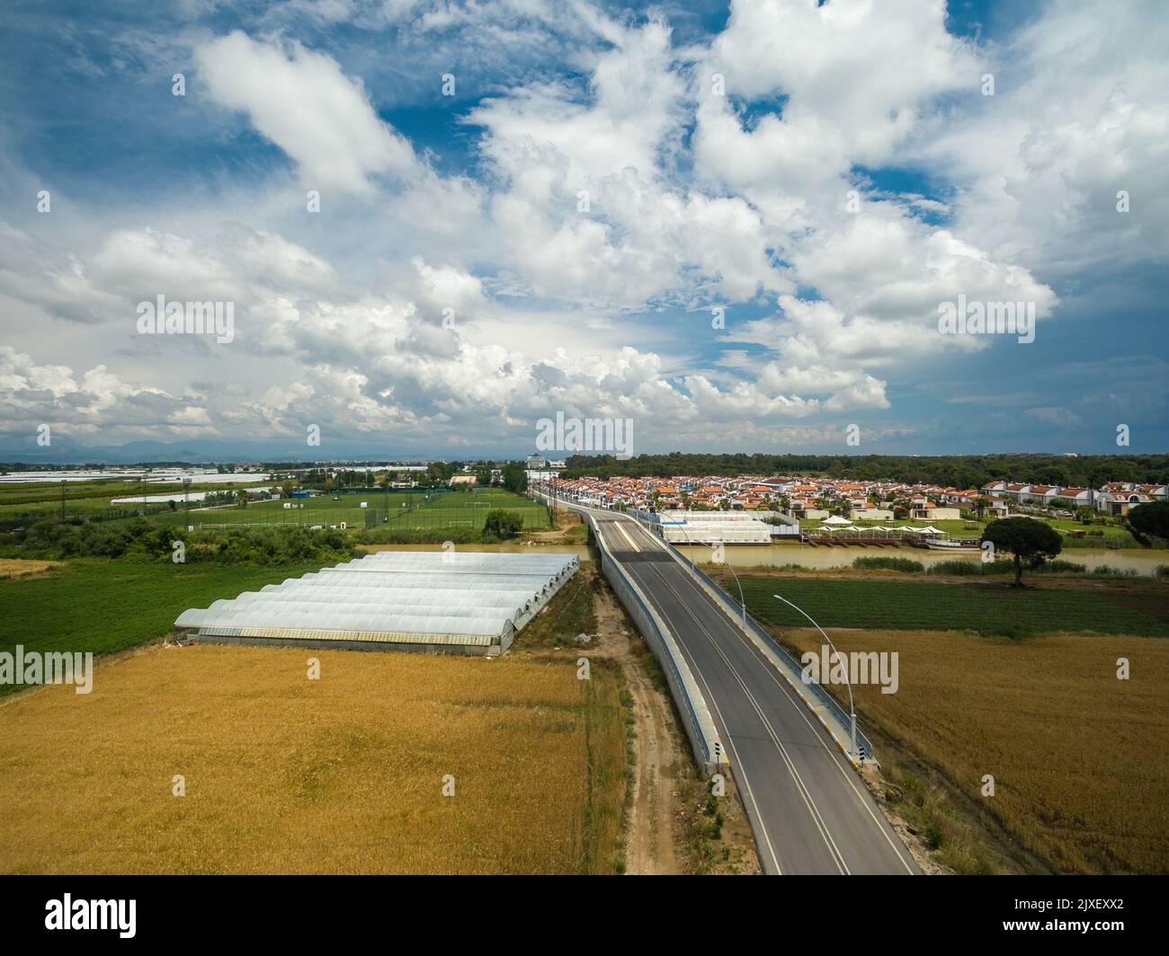 Prise aérienne de photo de la serre végétale par le bord de la route près de la ville Banque D'Images