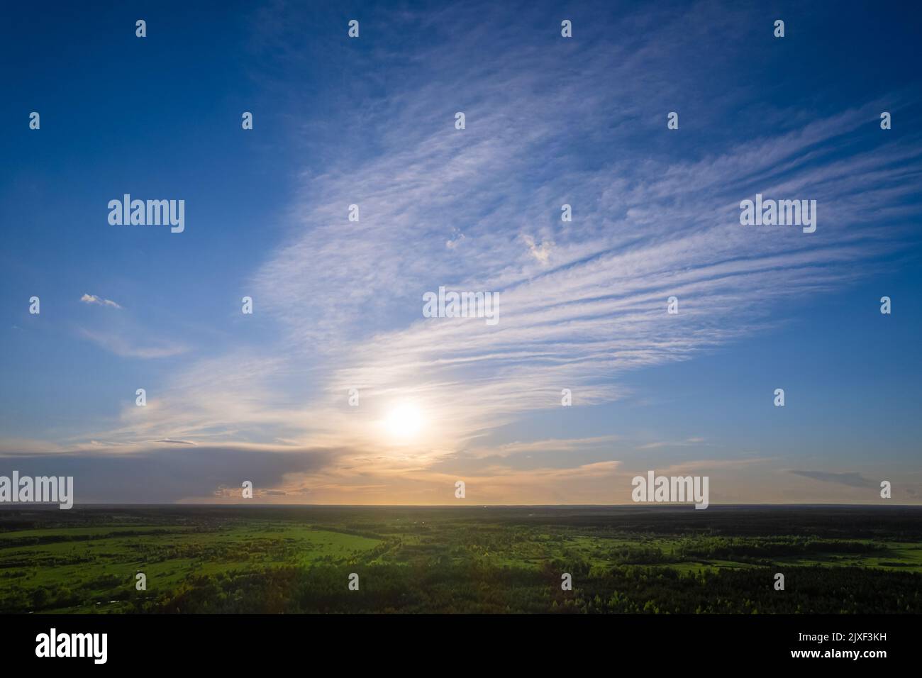 Lever du soleil sur la forêt verte. Prise de vue aérienne. Lumière directe du soleil avec évasement de lentille Banque D'Images