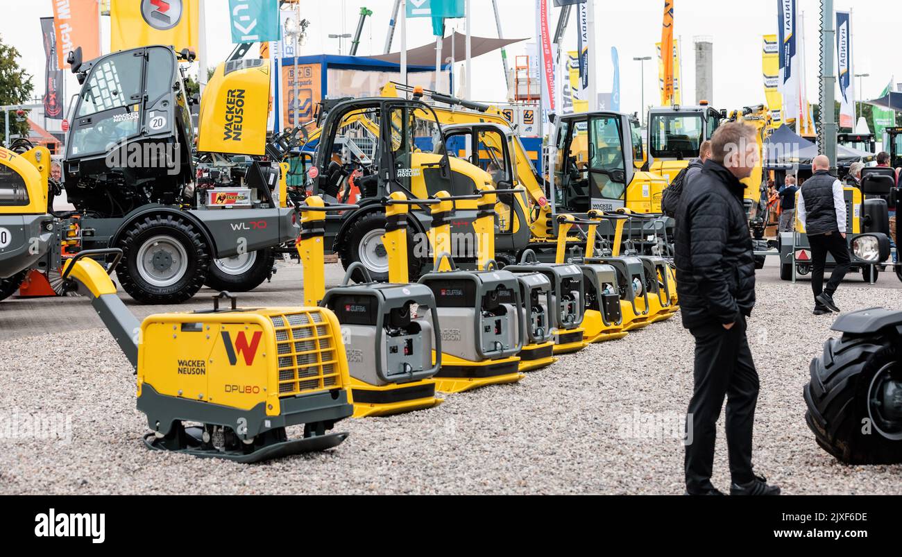 07 septembre 2022, Schleswig-Holstein, Neumünster: Des machines de construction sont exposées dans la zone extérieure du salon NordBau, ouvert jusqu'à 11 septembre. Photo: Markus Scholz/dpa Banque D'Images