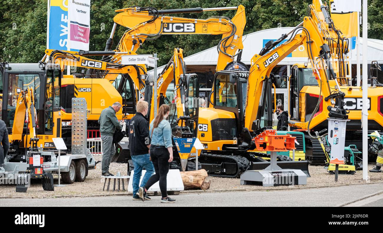 07 septembre 2022, Schleswig-Holstein, Neumünster: Des machines de construction sont exposées dans la zone extérieure du salon NordBau, ouvert jusqu'à 11 septembre. Photo: Markus Scholz/dpa Banque D'Images