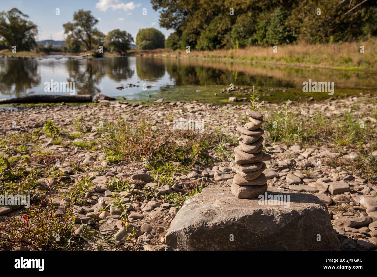 Petite tour en pierre sur le fleuve Lenne renaturalisé et redessiné à Hagen, région de la Ruhr, Rhénanie-du-Nord-Westphalie, Allemagne. kleiner Steinturm am Ufer der Banque D'Images