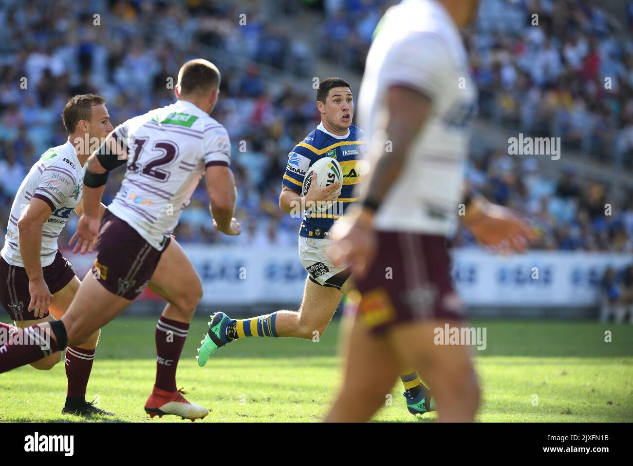 Mitchell Moses (au centre) des anguilles court avec le ballon contre les aigles de mer pendant le match de la série 7 de la NRL entre les anguilles de Parramatta et les aigles de mer de Manly-Warringah au stade ANZ à Sydney, dimanche, 22 avril 2018. (Image AAP/Esposito Brendan) Banque D'Images