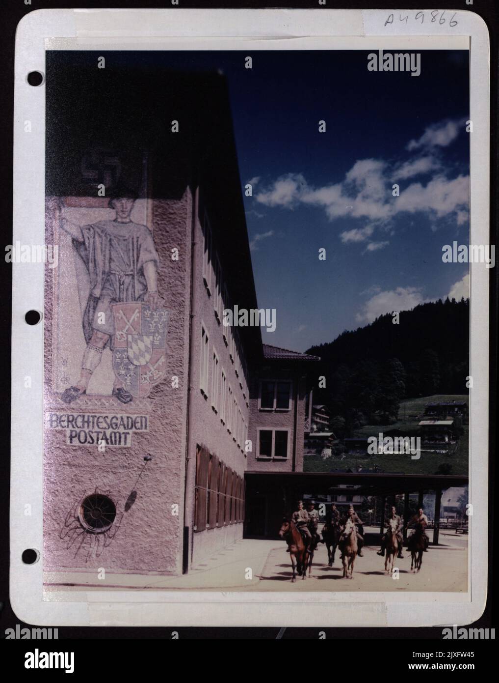 GI'S de la 101st Airborne Division'S 327th Glider Infantry Regiment Ride chevaux dans les rues de Berchtesgaden, Allemagne. Banque D'Images