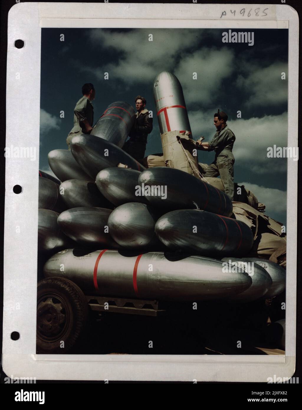 Tech Supply Men Déballage des réservoirs de carburant auxiliaires à fibres optiques. De gauche à droite : Sgt Robert G. Keich de la tombe, Pennsylvanie; Cpl Howard Middlemas de Salt Lake City, Utah et Sgt Michael H. Moran de Mckeesport, Pennsylvanie. Banque D'Images