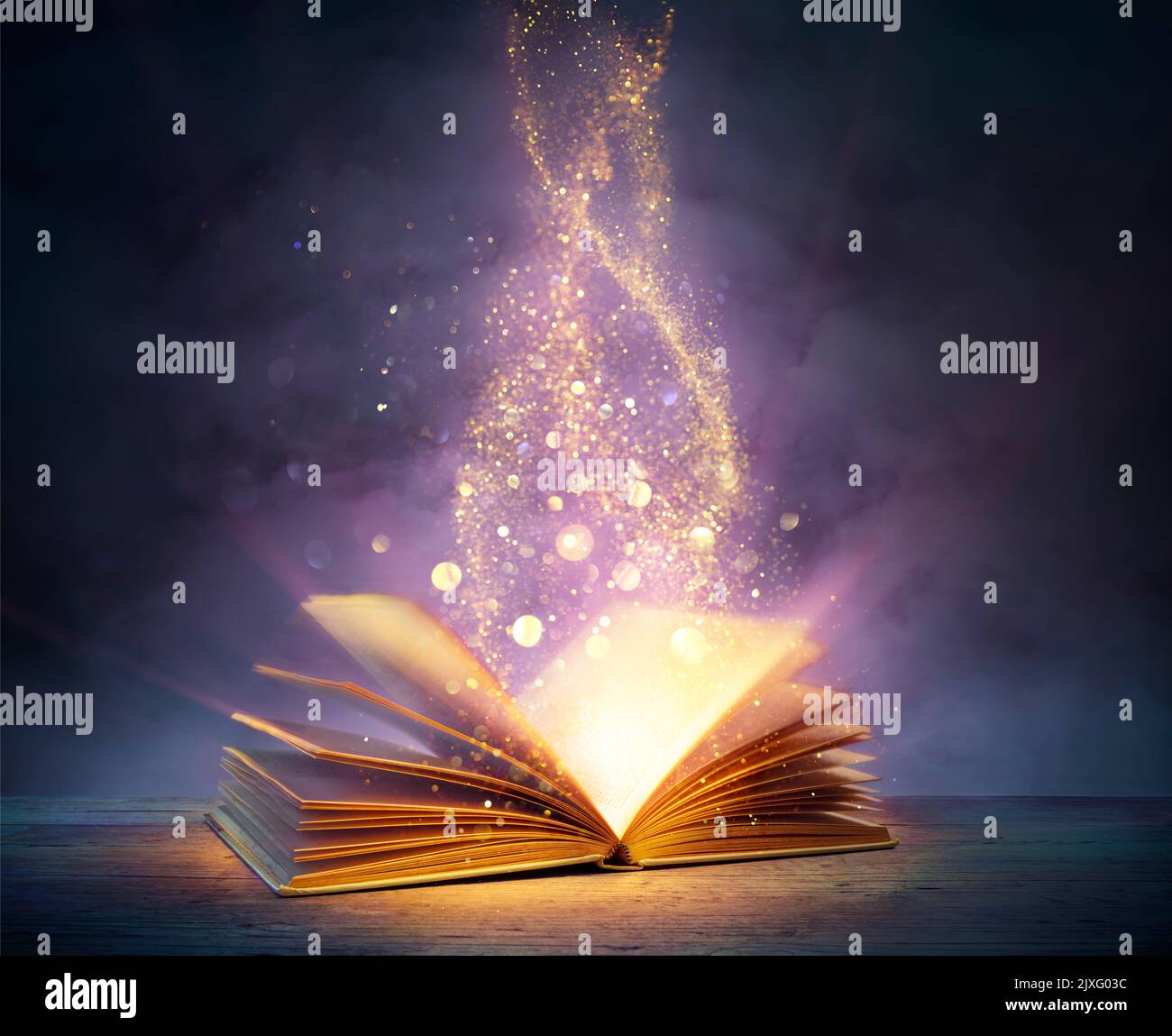 Livre magique avec des pages ouvertes et des lumières abstraites Shining in Darkness - Littérature et concept de conte de fées Banque D'Images