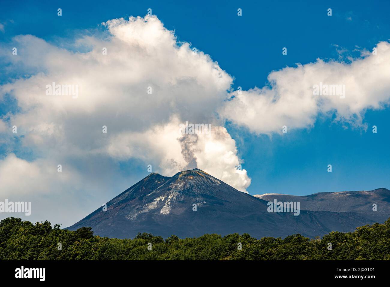 Vue sur l'Etna (3357m) sur la Sicile, le plus haut volcan d'Europe et l'un des plus actifs au monde Banque D'Images