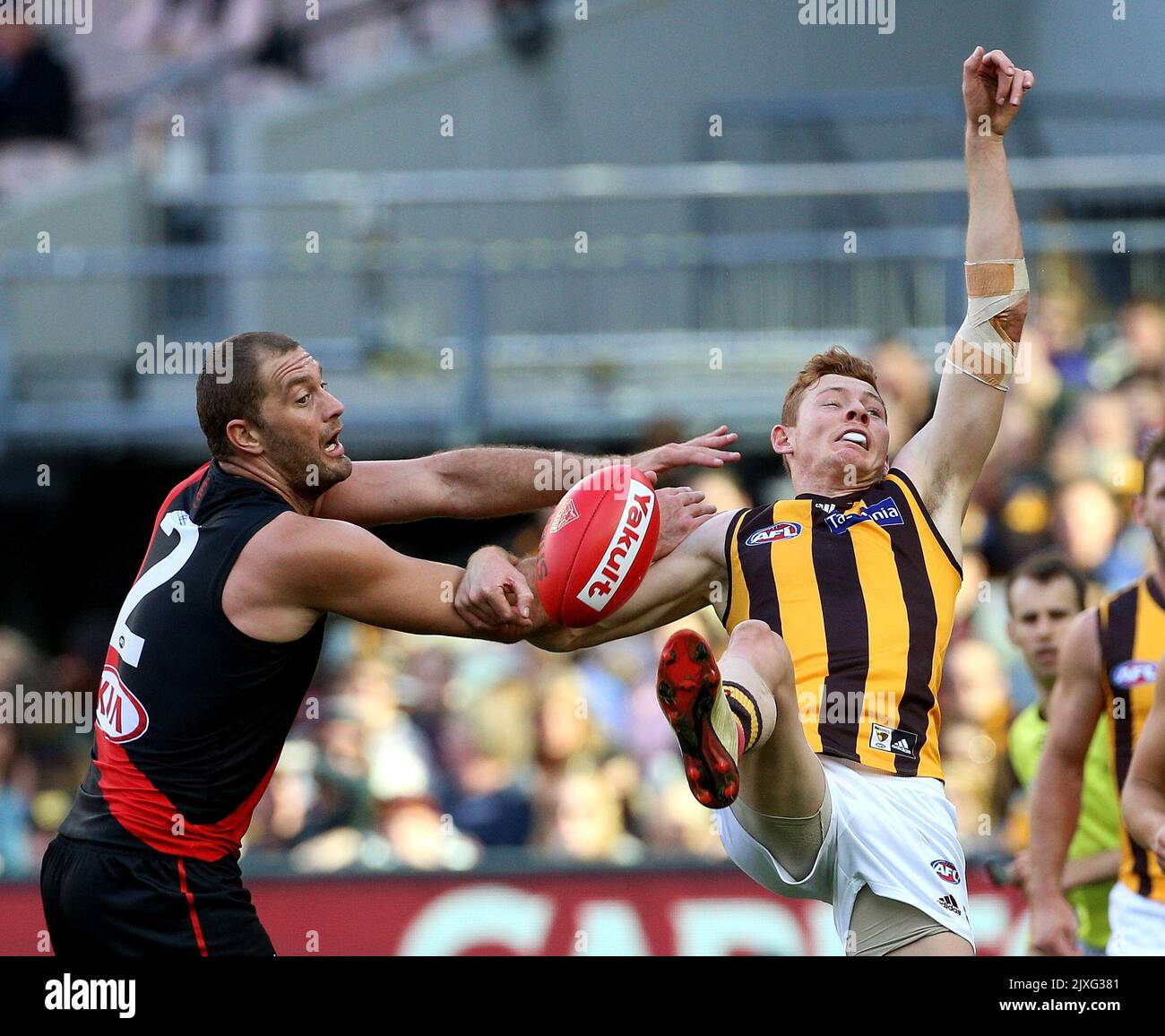 Tom BellChambers des bombardiers (à gauche) conteste le baiser contre Tim O'Brien des Hawks lors du match AFL de la série 7 entre les bombardiers Essendon et les Hawthorn Hawks au MCG à Melbourne, samedi, 5 mai 2018. (AAP image/Hamish Blair) Banque D'Images