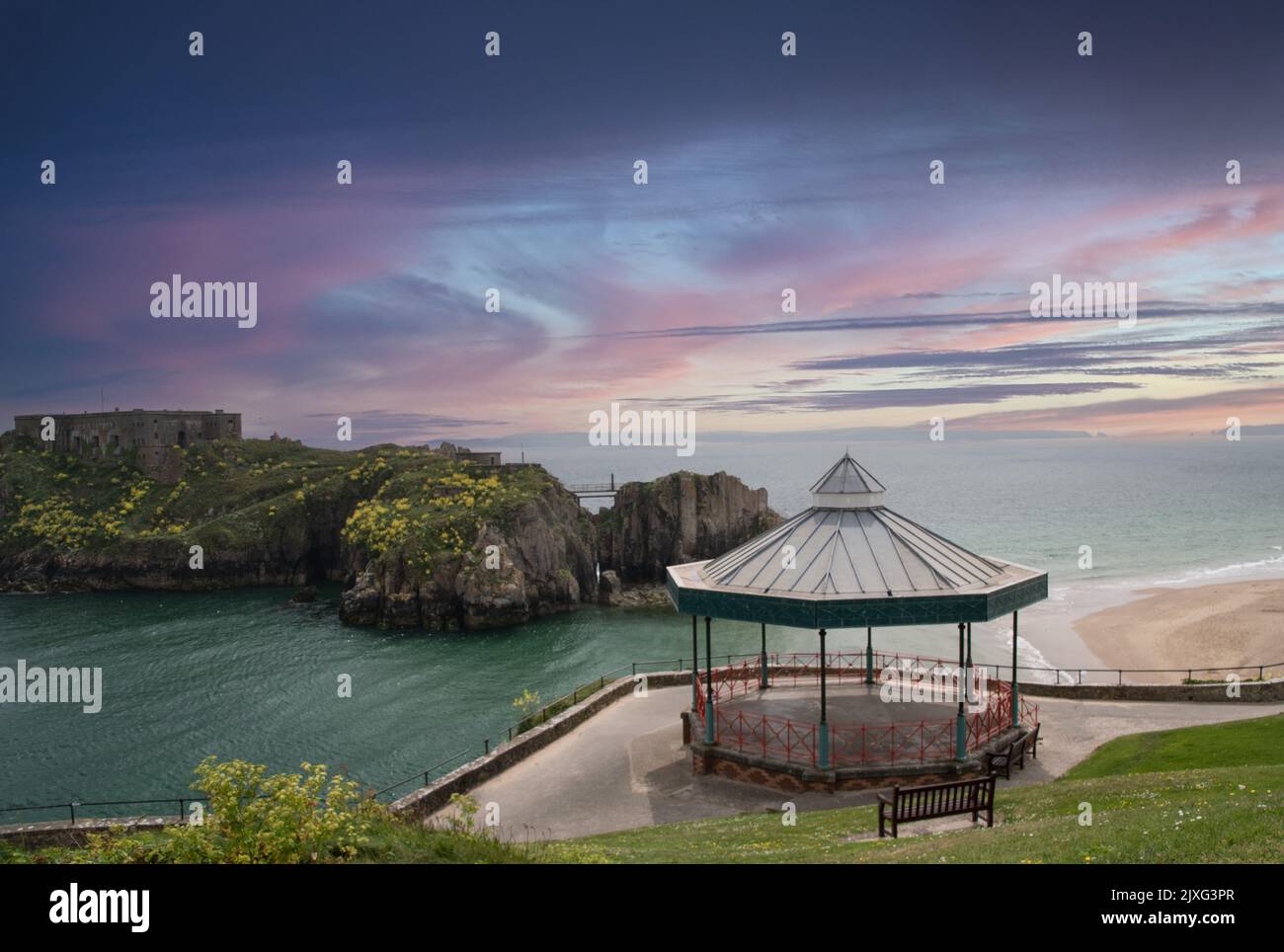 Le kiosque de Castle Hill et l'île Sainte-Catherine avec sa forteresse abandonnée au-delà de Tenby, ancienne petite ville fortifiée dans le comté de Pembrokesh Banque D'Images