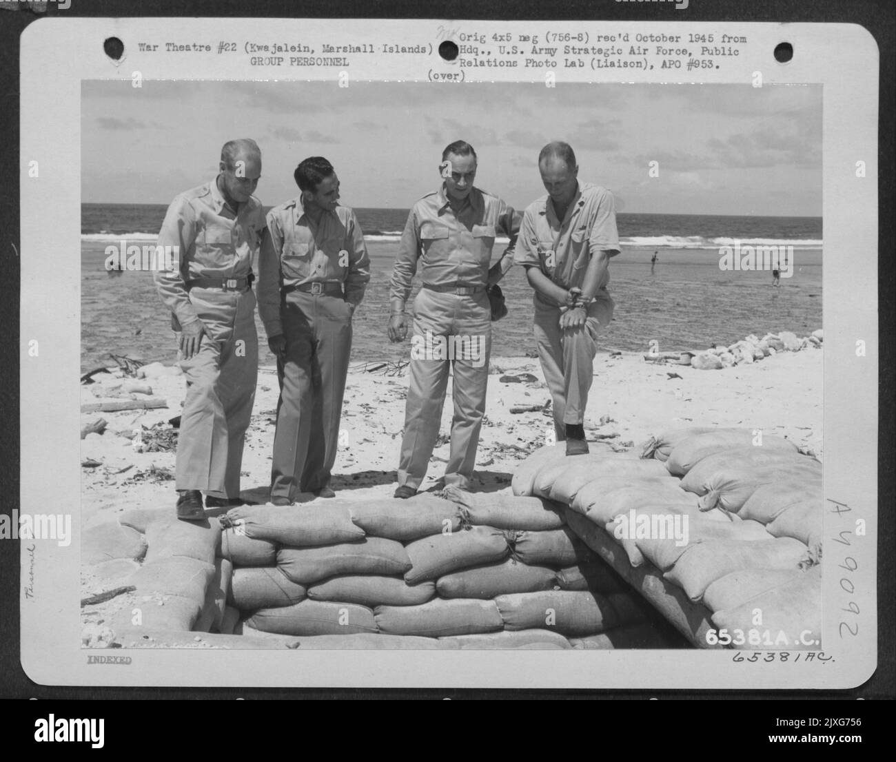 7th les commandants de la Force aérienne regardent au-dessus de Brig. Le Foxhole du général Truman H. Landon sur Kwajalein, Îles Marshall. Ils sont, de gauche à droite: Brig. Général Walter J. Reed, Brig. Général Ernest M. Moore, Brig. Le général Robert W. Douglass, Jr., et Brig. Terre générale Banque D'Images