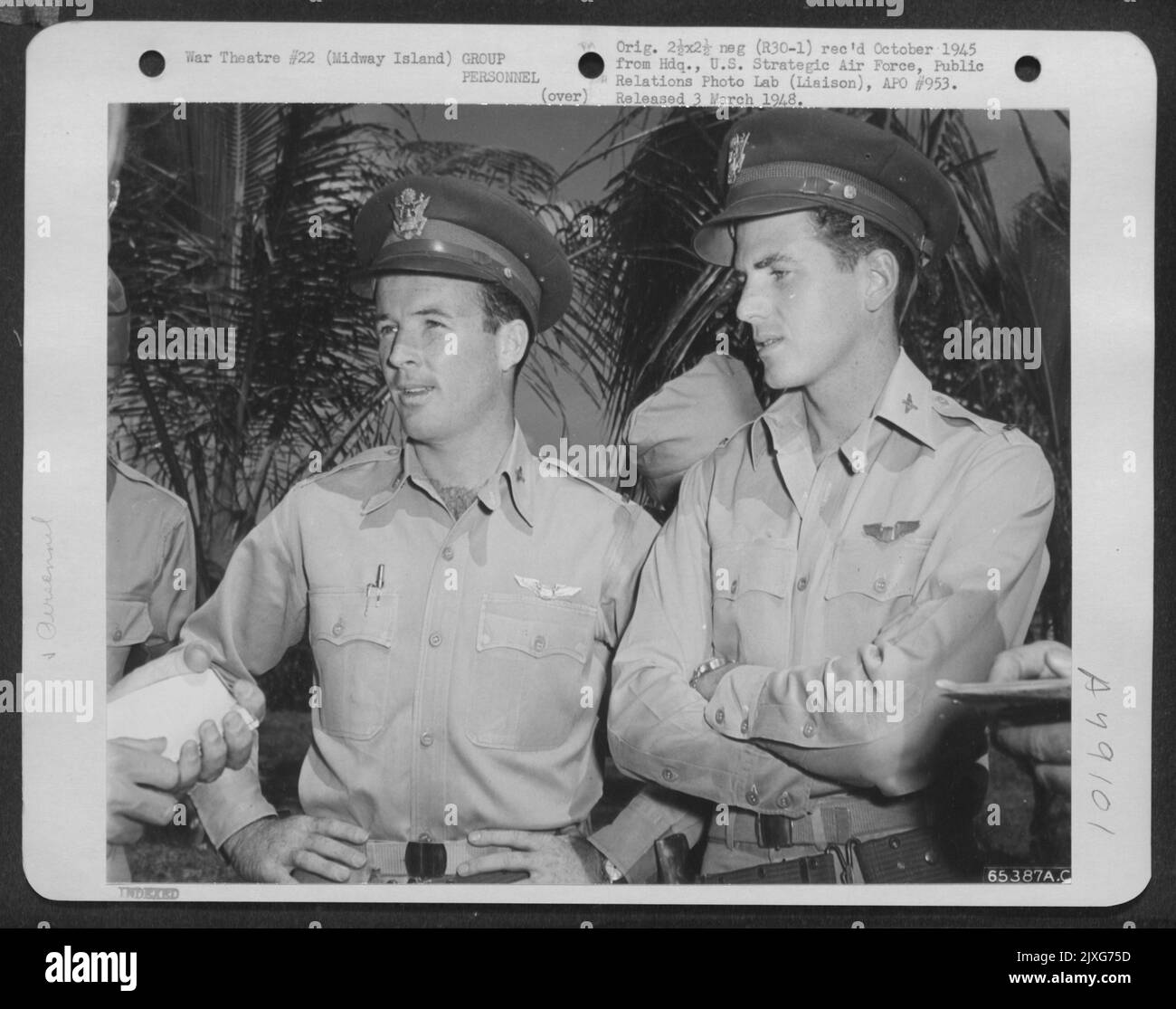 Le lieutenant Jack Whidden (à gauche de Van Nuys, en Californie, et le lieutenant Charles Crowell étaient respectivement pilote et co-pilote, qui ont coulé Un destroyer japonais à Midway. [Île Midway] Banque D'Images