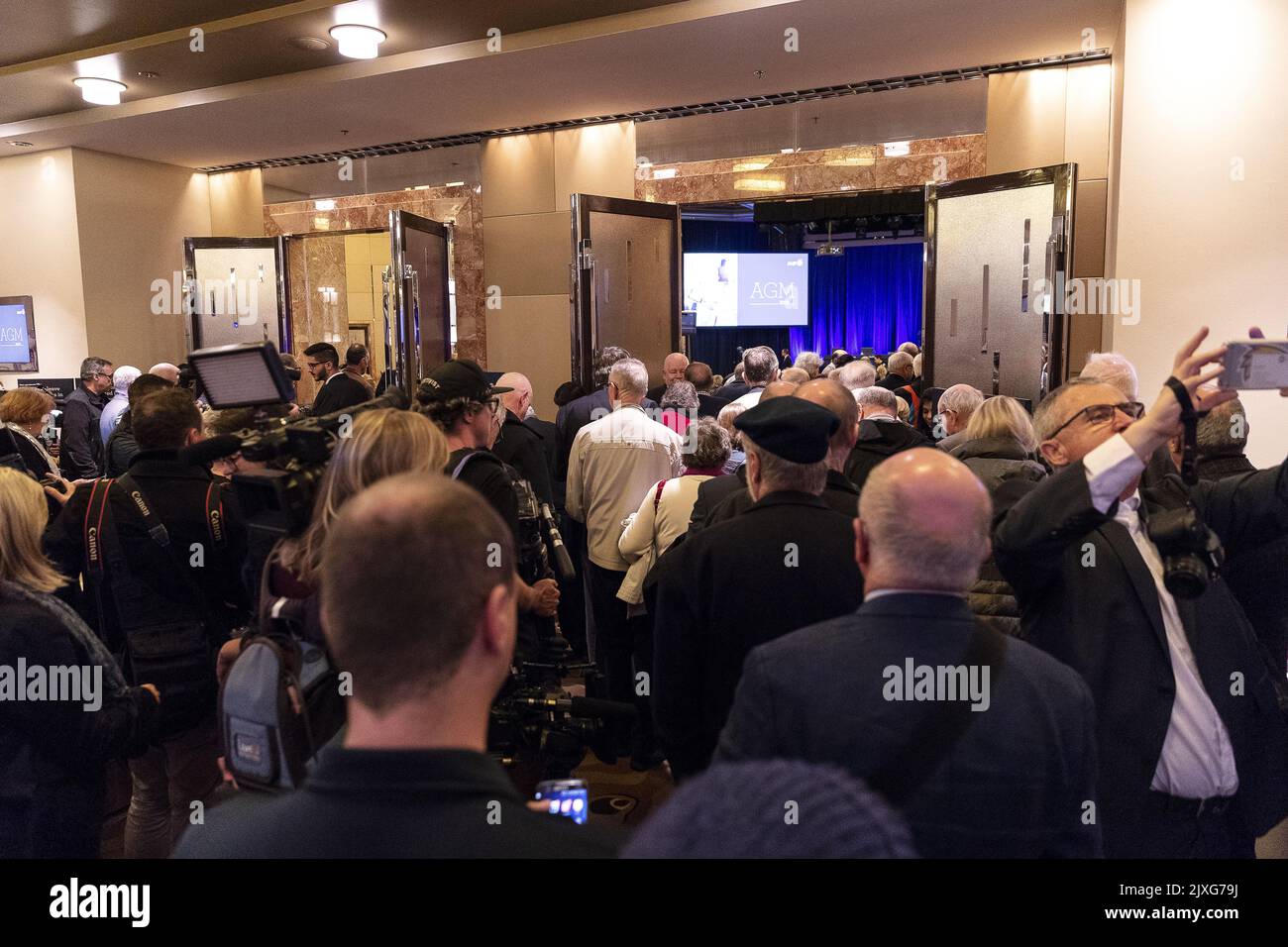 Les participants participent à l'assemblée générale annuelle (AGA) du groupe de services financiers AMP dans la salle Savoy Ballroom du Grand Hyatt, Melbourne, jeudi, 10 mai 2018. AMP s'est excusé auprès des actionnaires pour son inconduite grave révélée à la commission royale bancaire. S'exprimant lors de l'assemblée générale annuelle de l'AMP à Melbourne, le président exécutif par intérim, Mike Wilkins, a promis que l'entreprise regagnerait la confiance de ses actionnaires et du public. (AAP image/Daniel Pockett) Banque D'Images