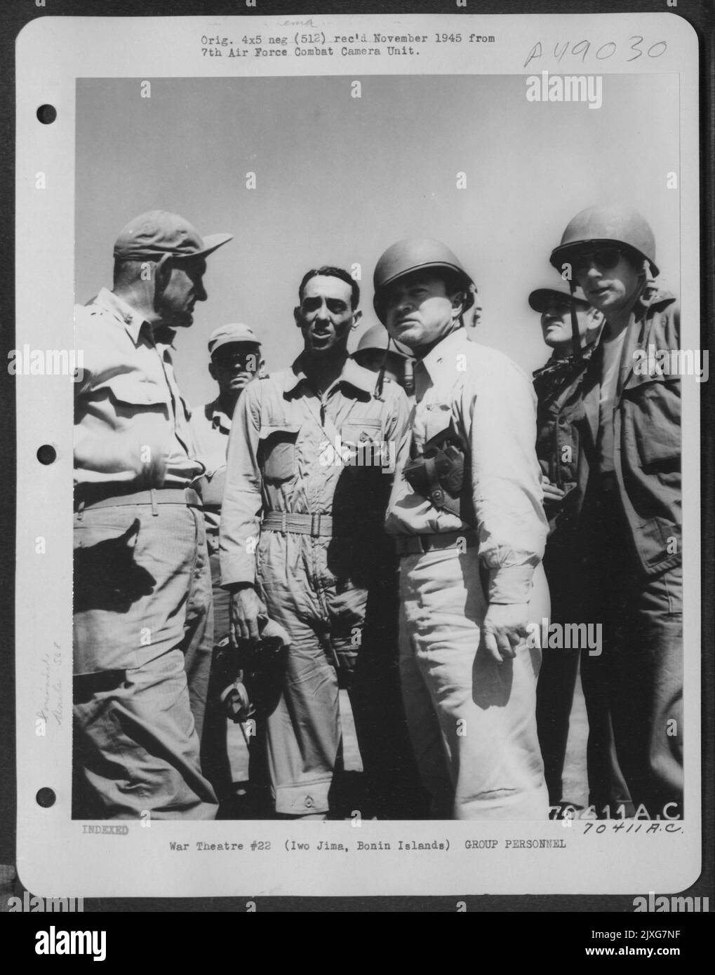 Lieutenant-colonel Chamberlain, commandant de la 568Th signal Company, Brig. Le général Ernest M. Moore, commandant général du Commandement de combat de 7th, et le colonel McGee, Commandant du Groupe aérien maritime, se réunissent à South Field, Iwo Jima, dans les îles Bonin. Banque D'Images