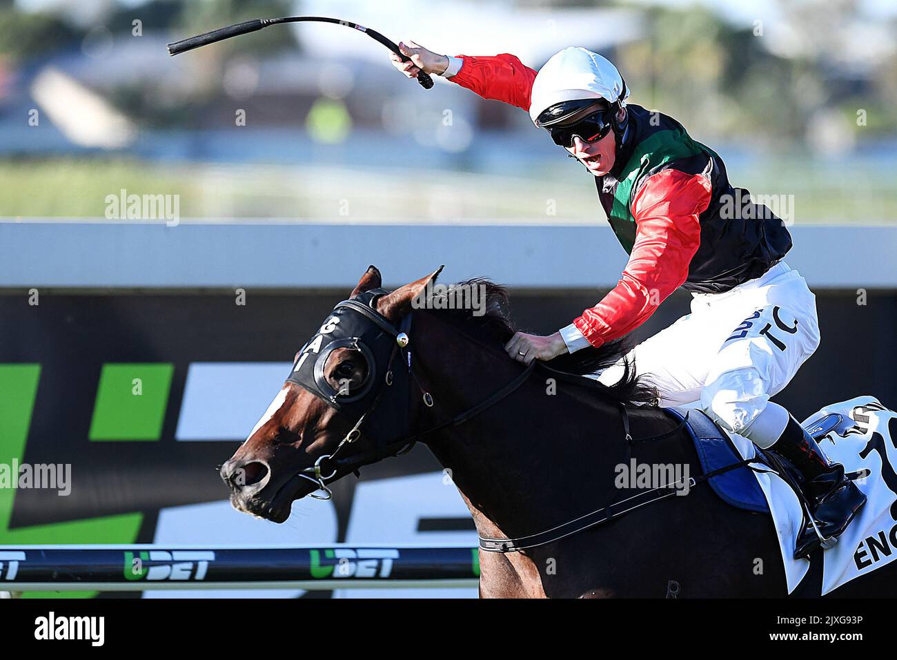 Le jockey Tim Clark célèbre l'équitation anglaise à la victoire dans la course 8, le Kirin Doomben 10 000, pendant le Kirin Doomben 10 000 jours à l'hippodrome de Doomben à Brisbane, samedi, 12 mai 2018. (AAP image/Albert Perez) Banque D'Images